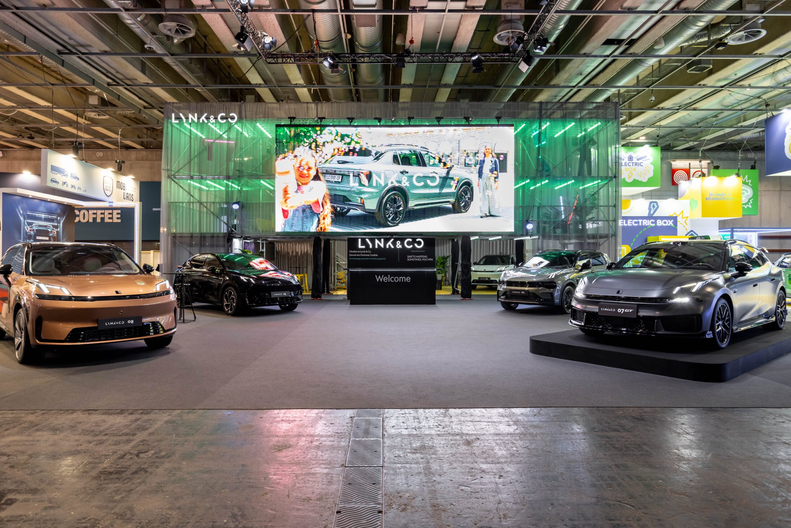Stand de Lynk & Co en el Salón del Automóvil de París con modelos 08, 02, 01 y 07 GT