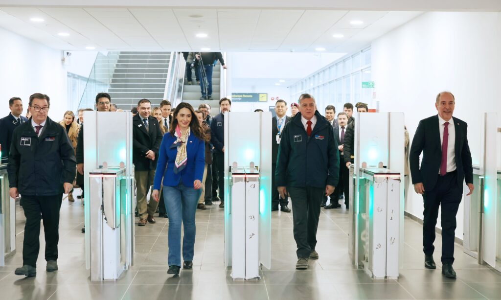 Interior del nuevo terminal Balmaceda durante su puesta en marcha
