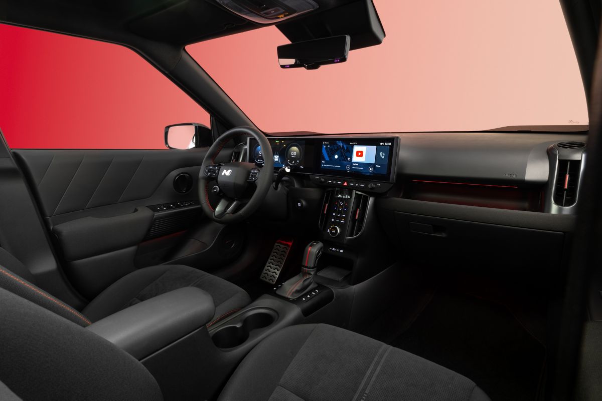 Interior del nuevo Hyundai BAYON con pantallas digitales