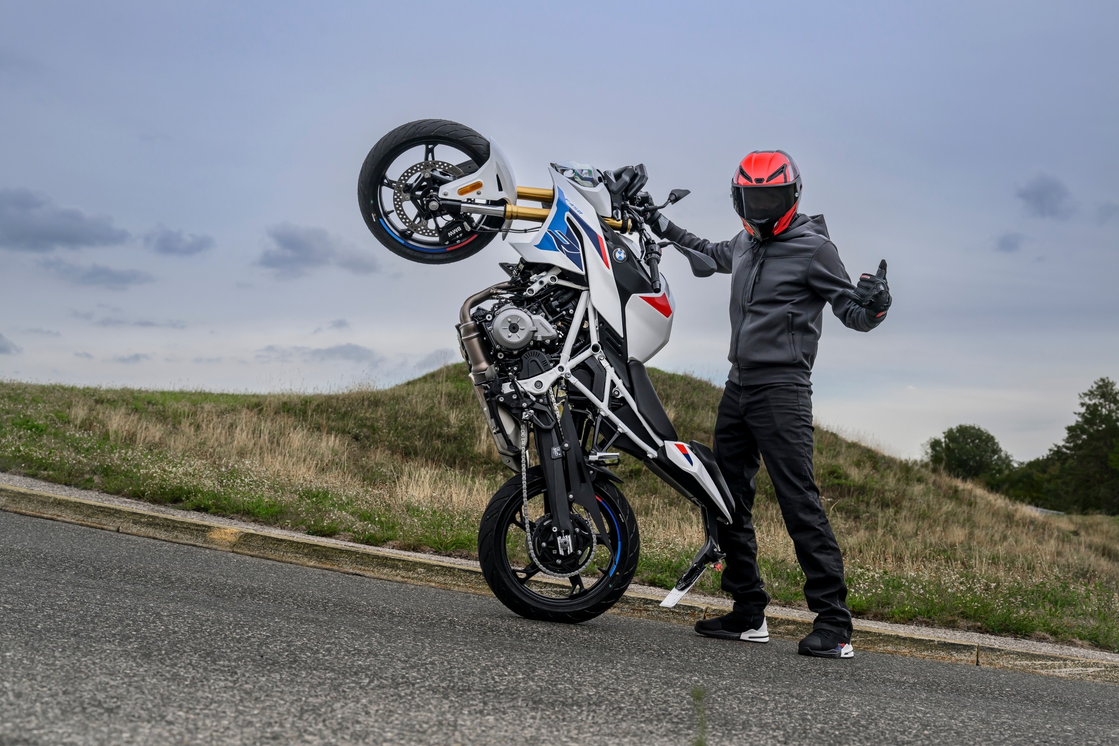 BMW F 450 R durante demostración dinámica