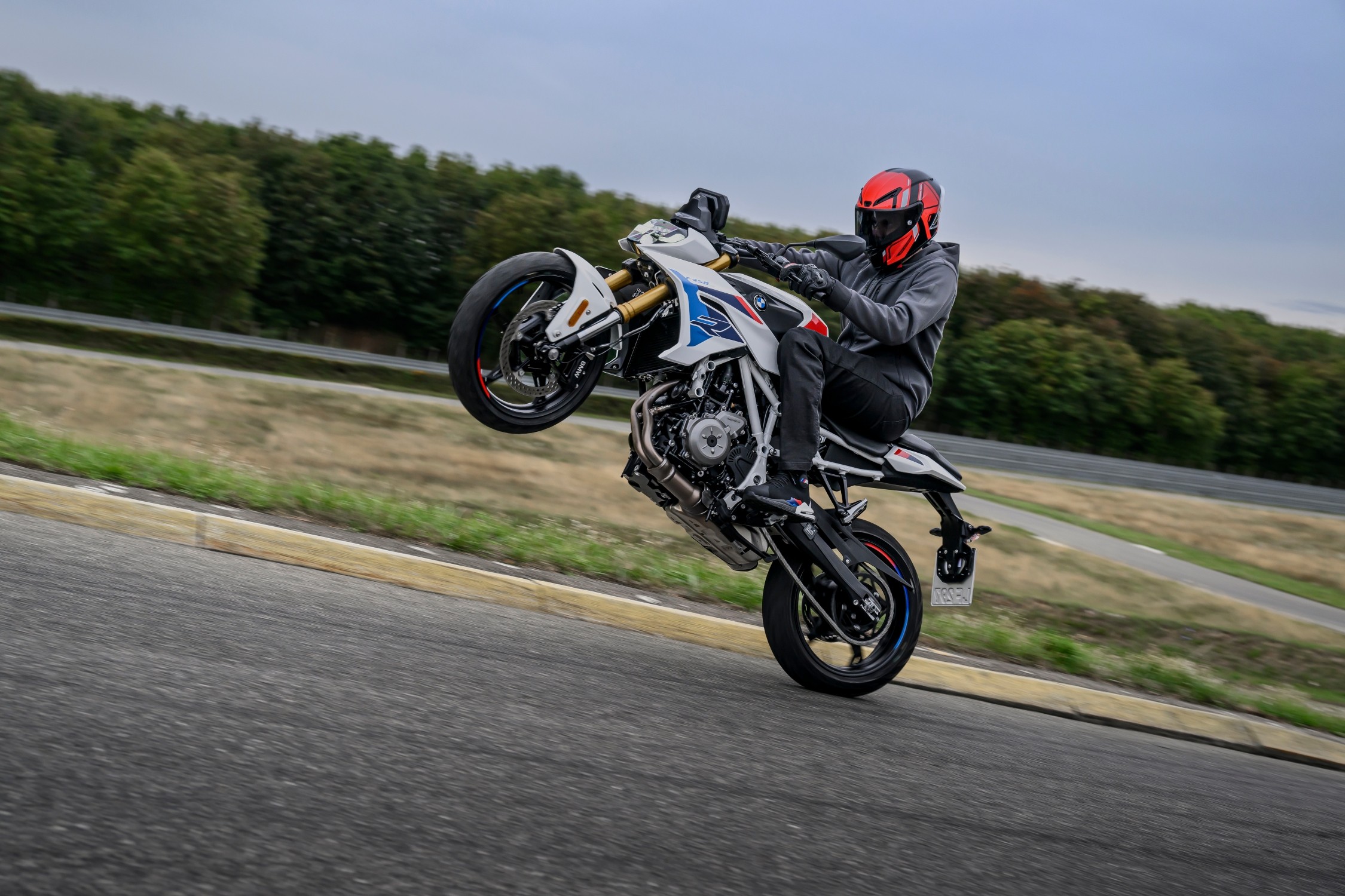 BMW F 450 R durante conducción deportiva