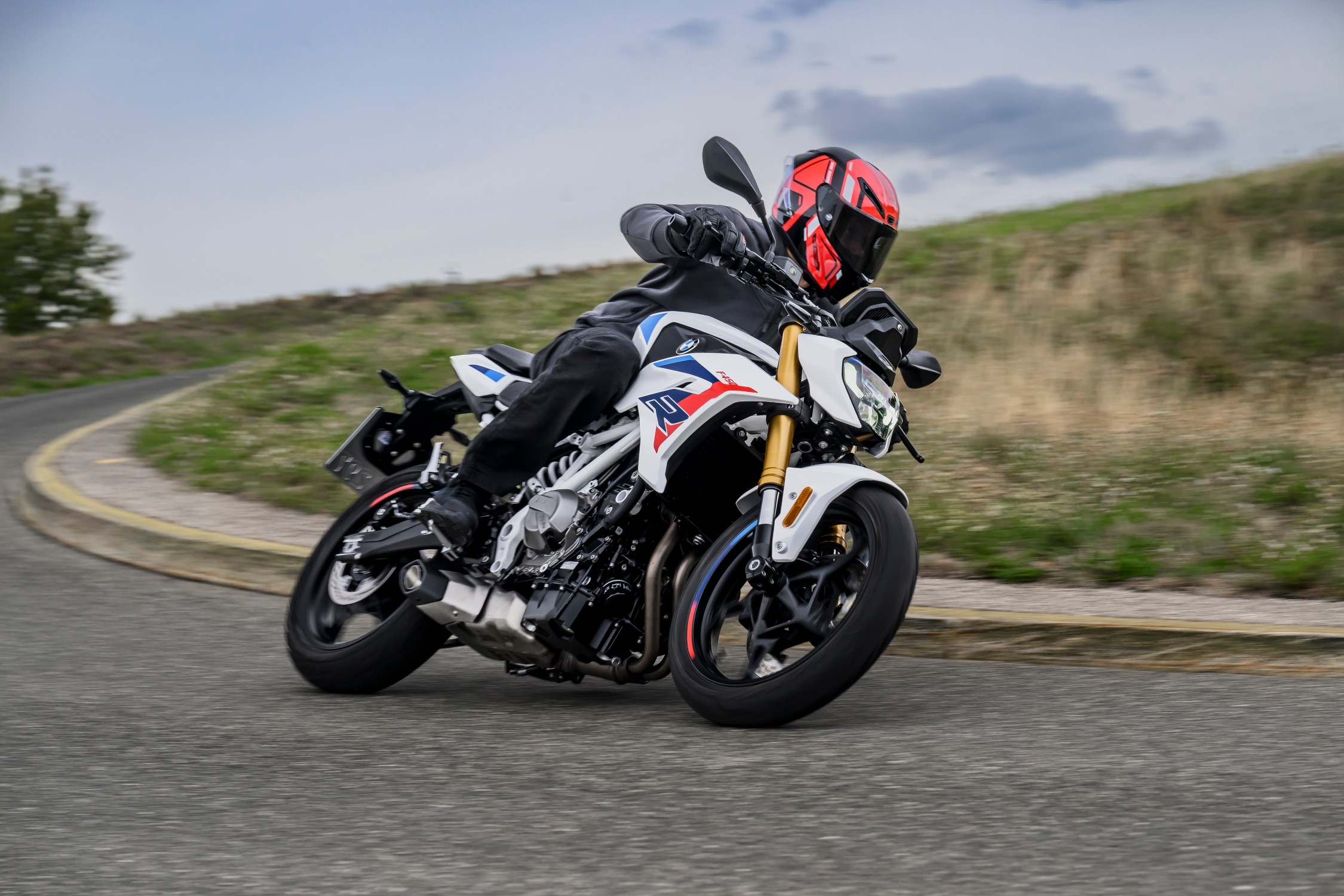 BMW F 450 R inclinada en una curva