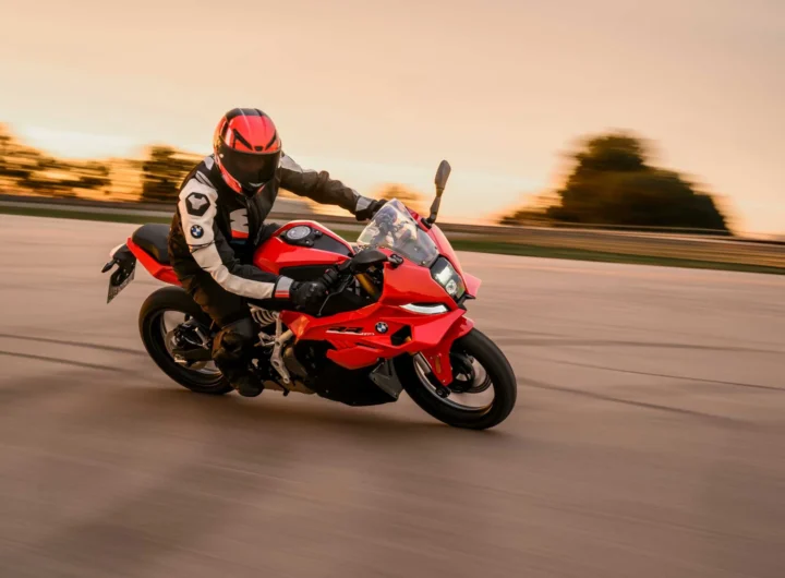 BMW F 450 RR roja con piloto tomando una curva