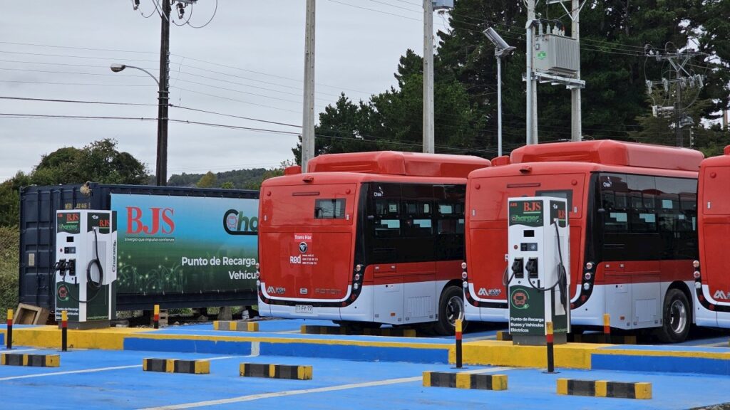 Buses eléctricos Foton estacionados en el electroterminal de Puerto Montt, Región de Los Lagos; imagen referencial para el proyecto de Puerto Varas