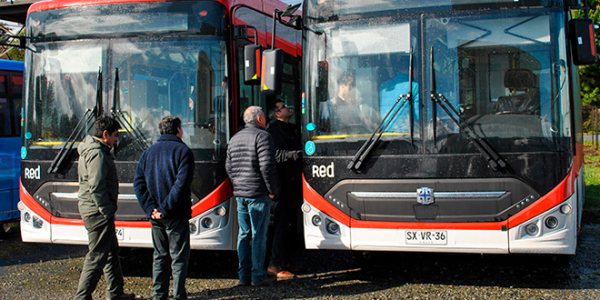 Buses de transporte público en la Región de Los Lagos, imagen referencial sin confirmar su motorización