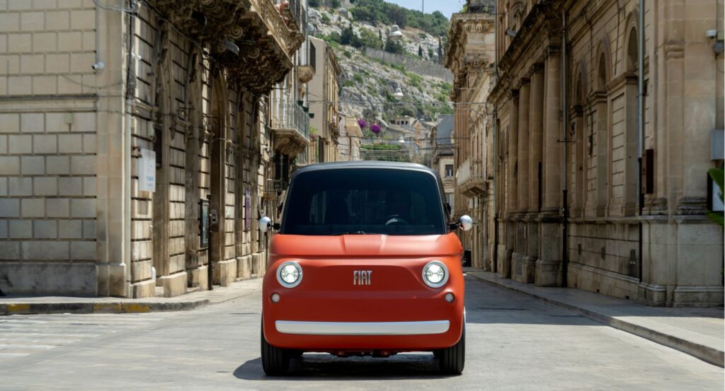 Fiat Topolino rojo circulando en una calle