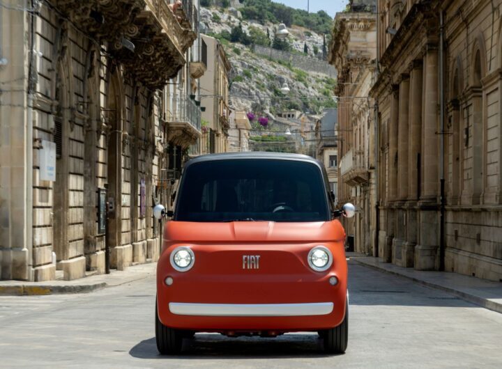 Fiat Topolino rojo circulando en una calle