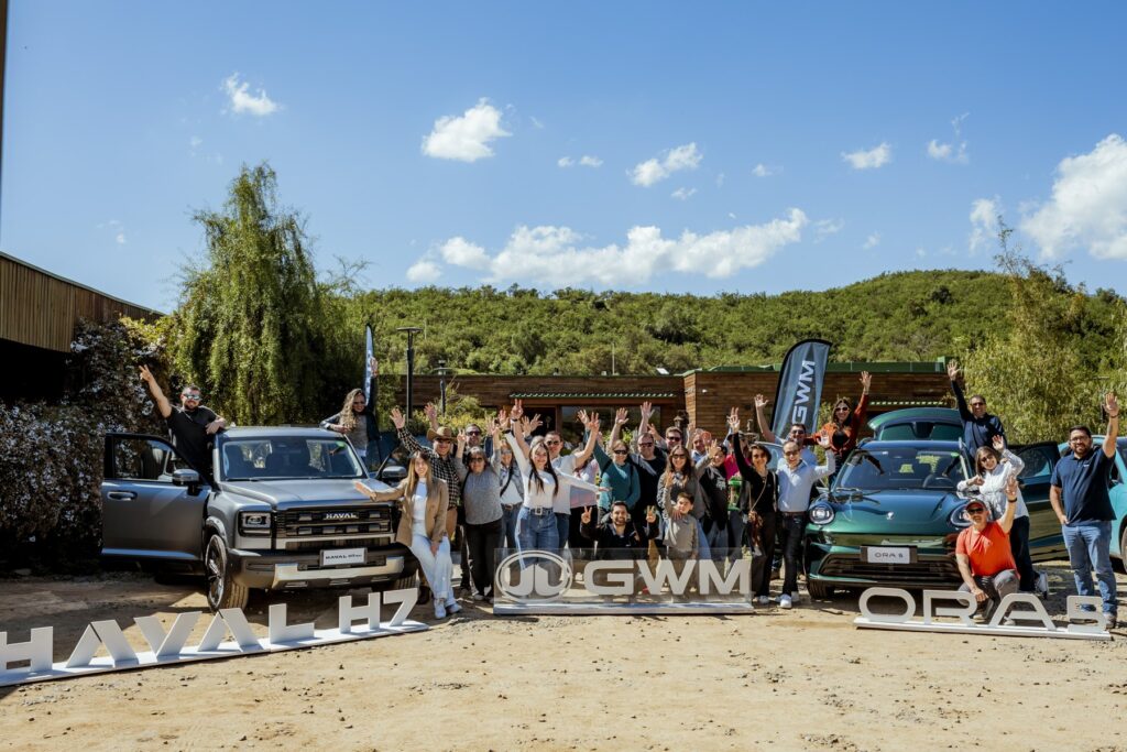 Familias participantes del GWM New Energy Experience junto a vehículos GWM.