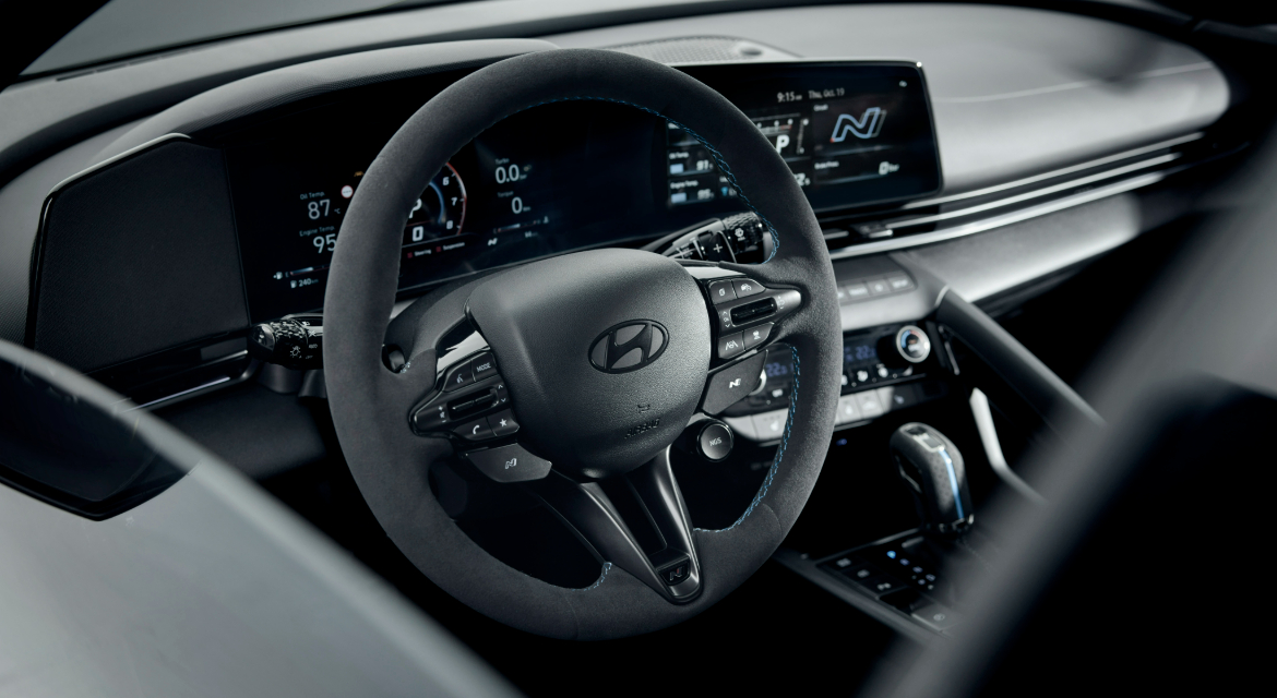 Volante de Alcantara con botones negros en el Hyundai Elantra N Monochrome