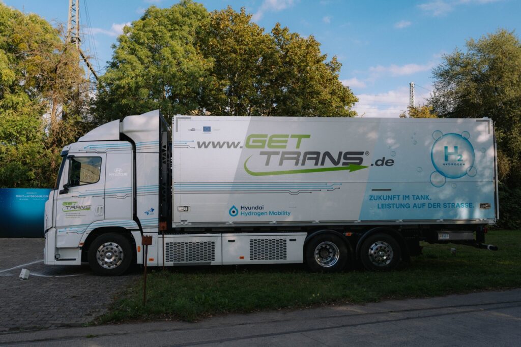 Hyundai XCIENT Fuel Cell de Gettrans visto de costado con carrocería para bebidas