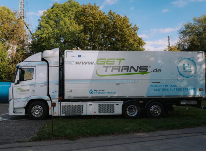 Hyundai XCIENT Fuel Cell de Gettrans visto de costado con carrocería para bebidas