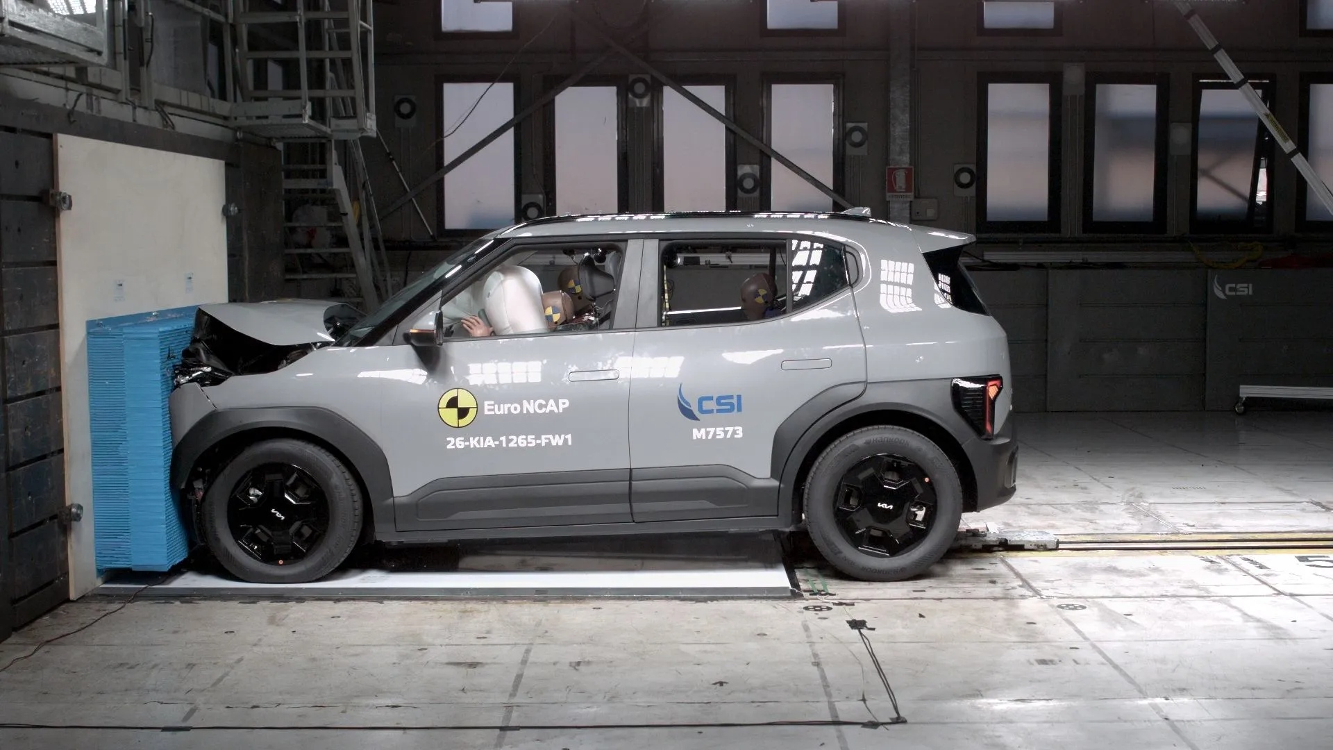 Kia EV2 durante una prueba de impacto frontal contra barrera