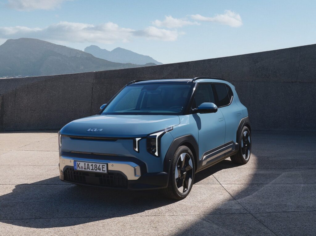 Kia EV2 azul visto de tres cuartos delantero en su versión europea