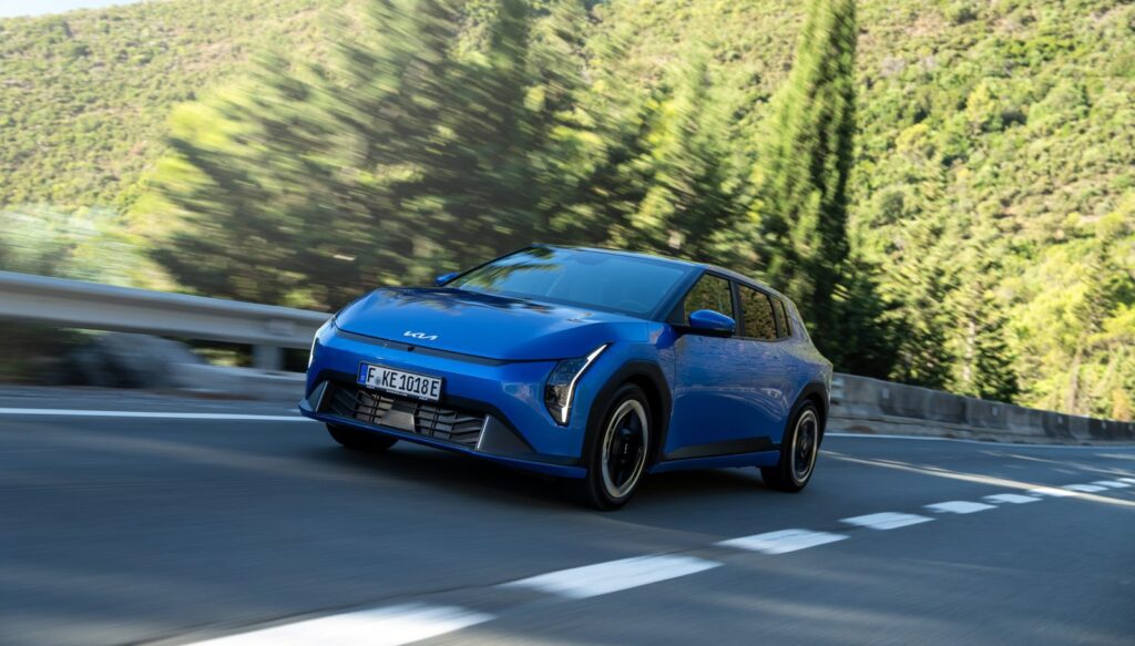 Kia EV4 azul circulando por una carretera
