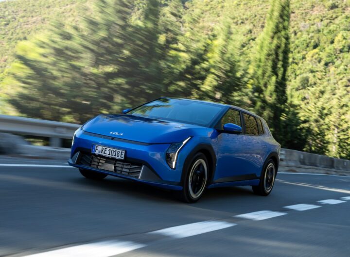 Kia EV4 azul circulando por una carretera
