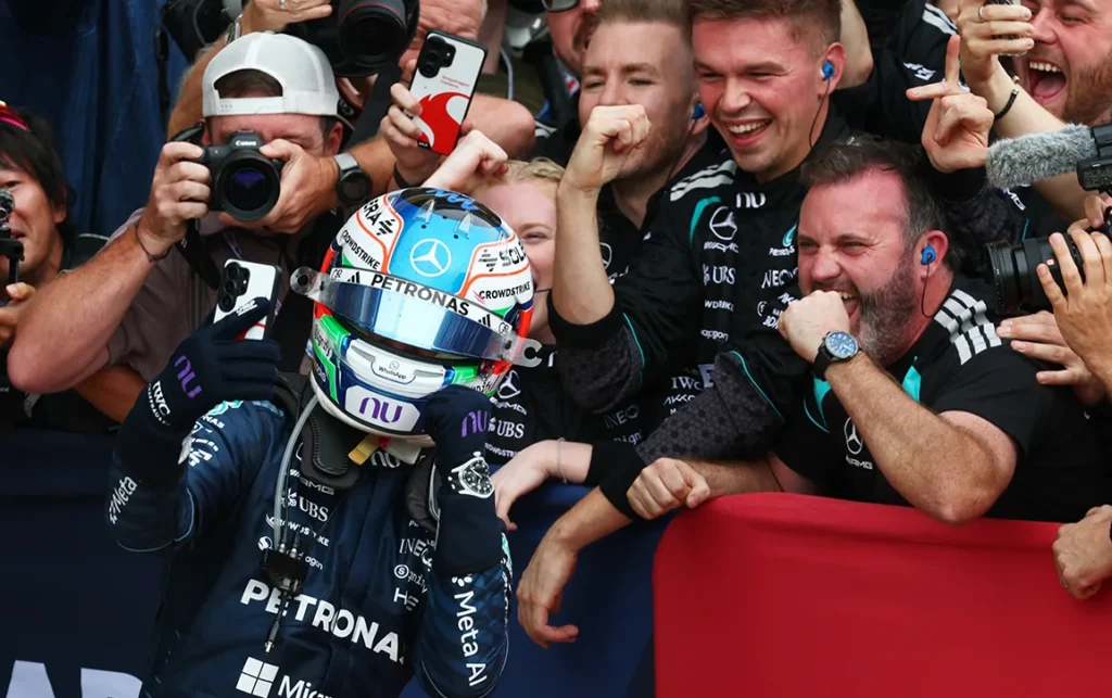 Kimi Antonelli celebra con el equipo Mercedes tras ganar el Gran Premio de Estados Unidos 2026 en Austin