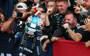 Kimi Antonelli celebra con el equipo Mercedes tras ganar el Gran Premio de Estados Unidos 2026 en Austin