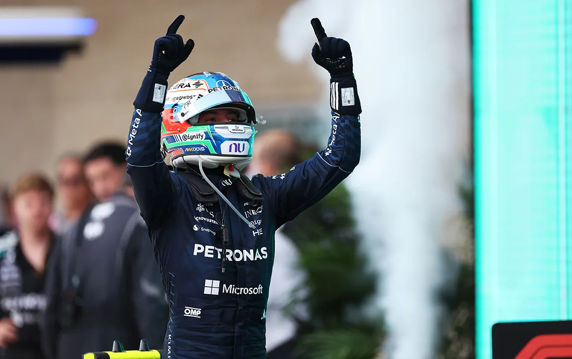 Kimi Antonelli alza los brazos con el casco puesto después de vencer en Austin 2026