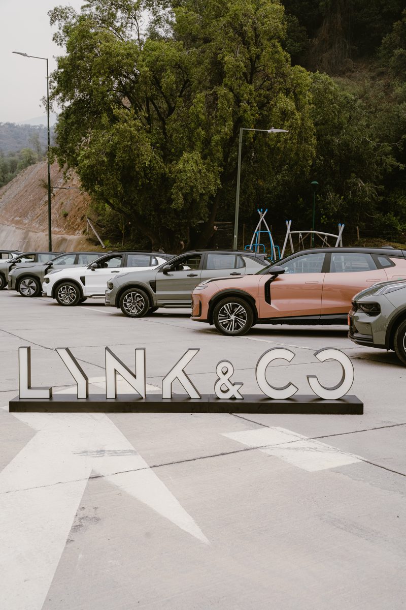 Vehículos Lynk & Co durante una actividad de la marca