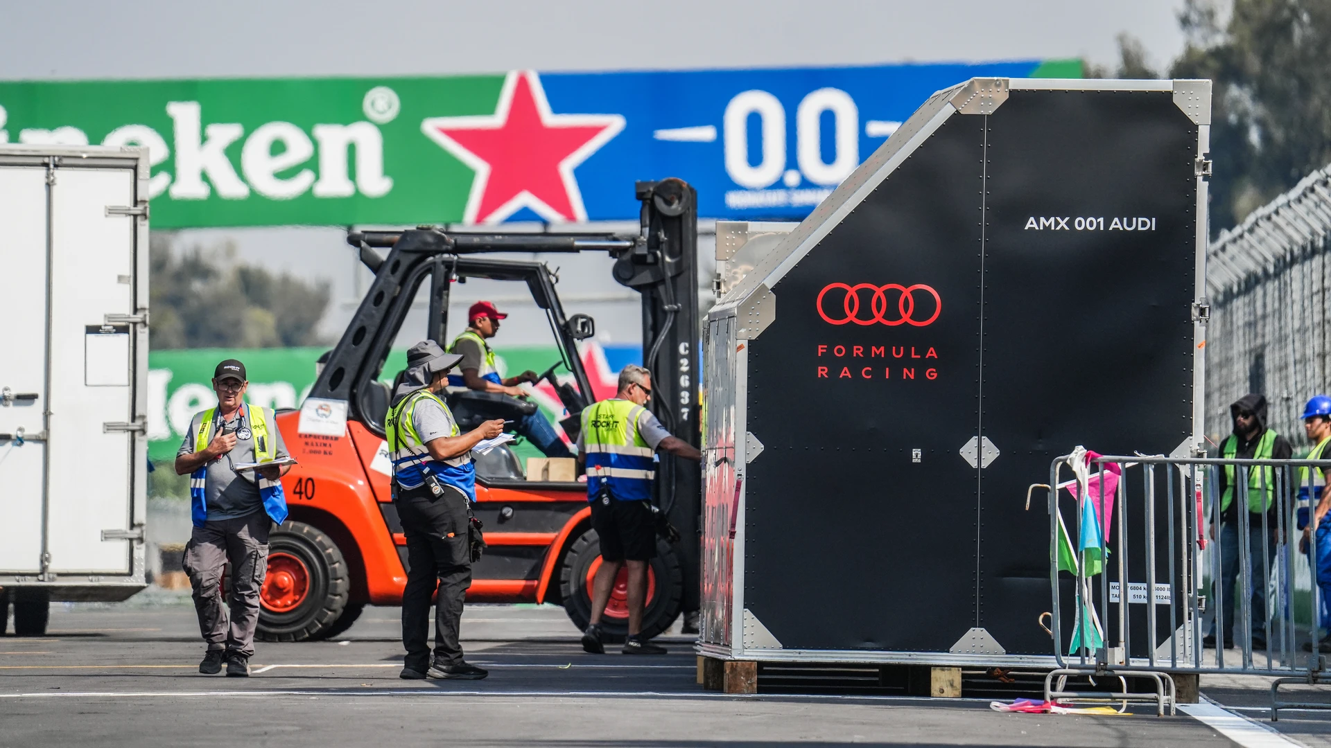Personal descarga contenedores del equipo Audi en el Autódromo Hermanos Rodríguez antes del GP de México 2026