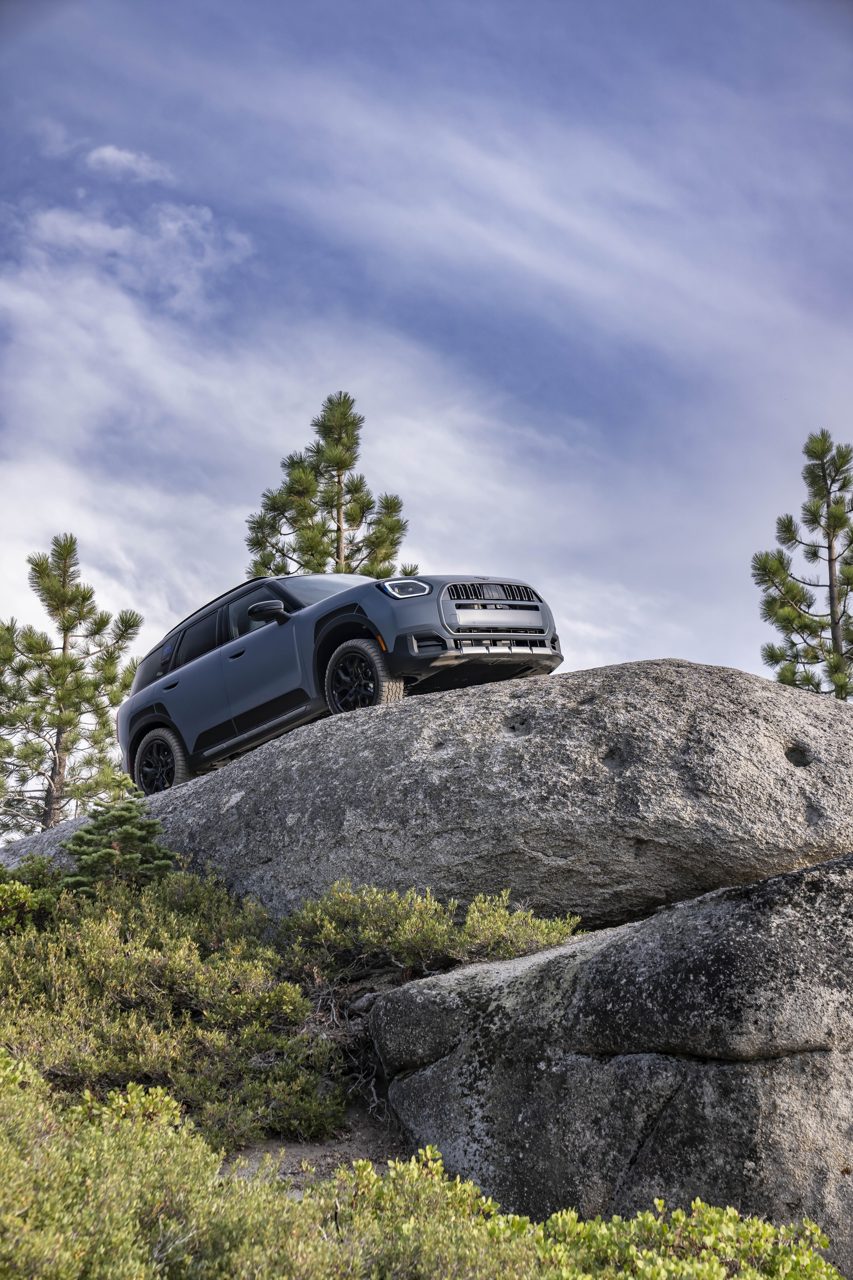 MINI Countryman sobre un terreno rocoso en una imagen oficial de producto