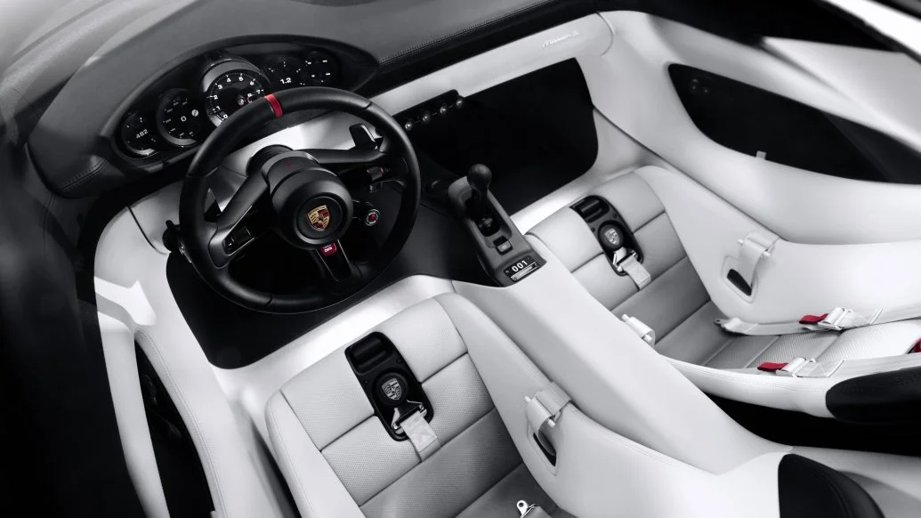 Interior del Porsche Mission S con cinco instrumentos circulares y asientos claros