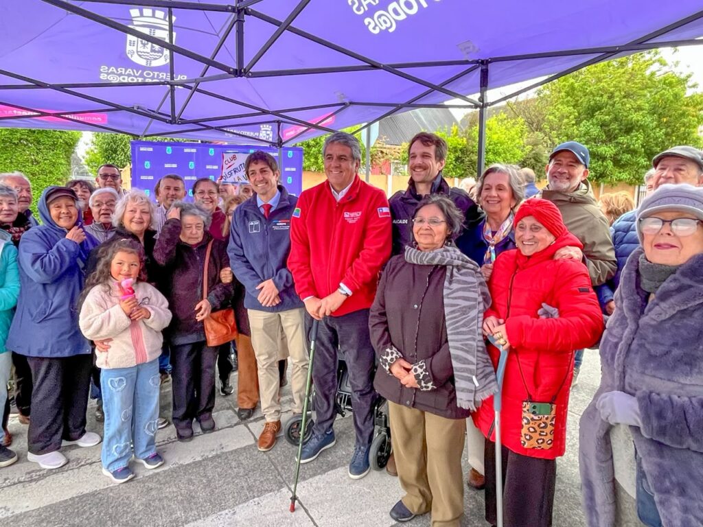 Autoridades y vecinos de Puerto Varas durante el anuncio del proyecto de buses eléctricos