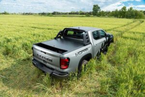 RAM Dakota gris con accesorios Mopar y cubierta de carga