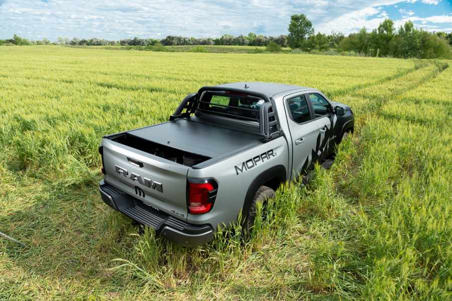 RAM Dakota gris con accesorios Mopar y cubierta de carga