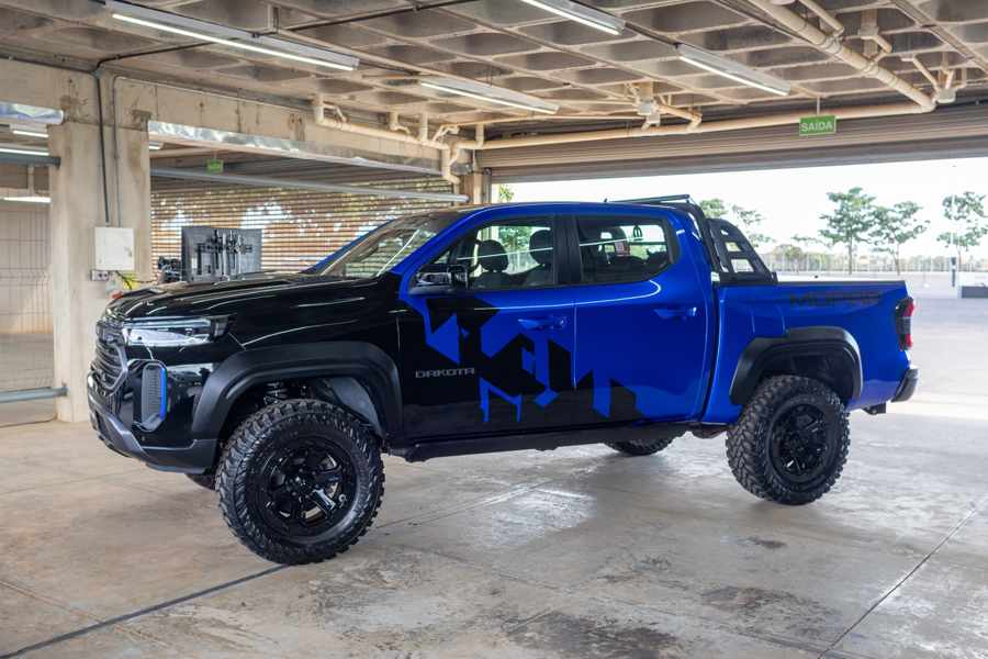 RAM Dakota azul equipada con accesorios Mopar