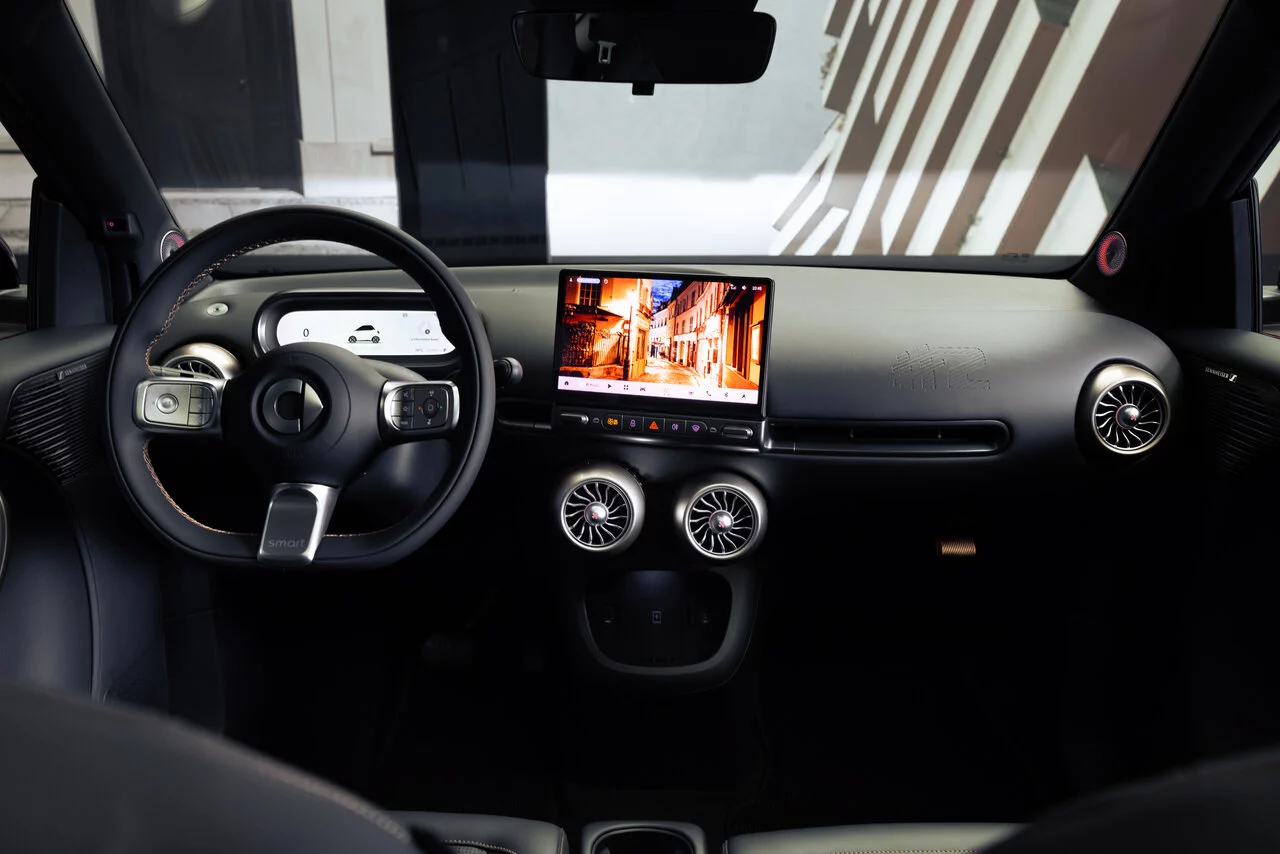 Interior del smart #2 con pantalla central y tablero digital