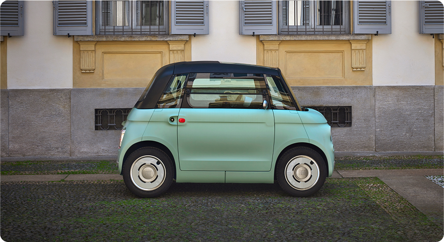 Fiat Topolino verde en vista lateral, imagen oficial del mercado estadounidense