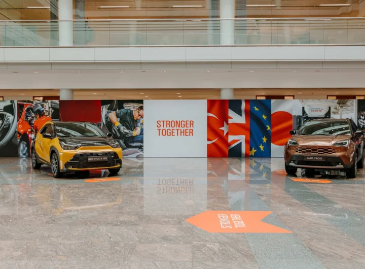 Toyota Aygo X y Yaris Cross frente a banderas de socios europeos y Japón
