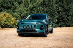 Toyota RAV4 híbrida enchufable 2026 color verde, vista exterior frontal; fotografía oficial referencial de Toyota Chile