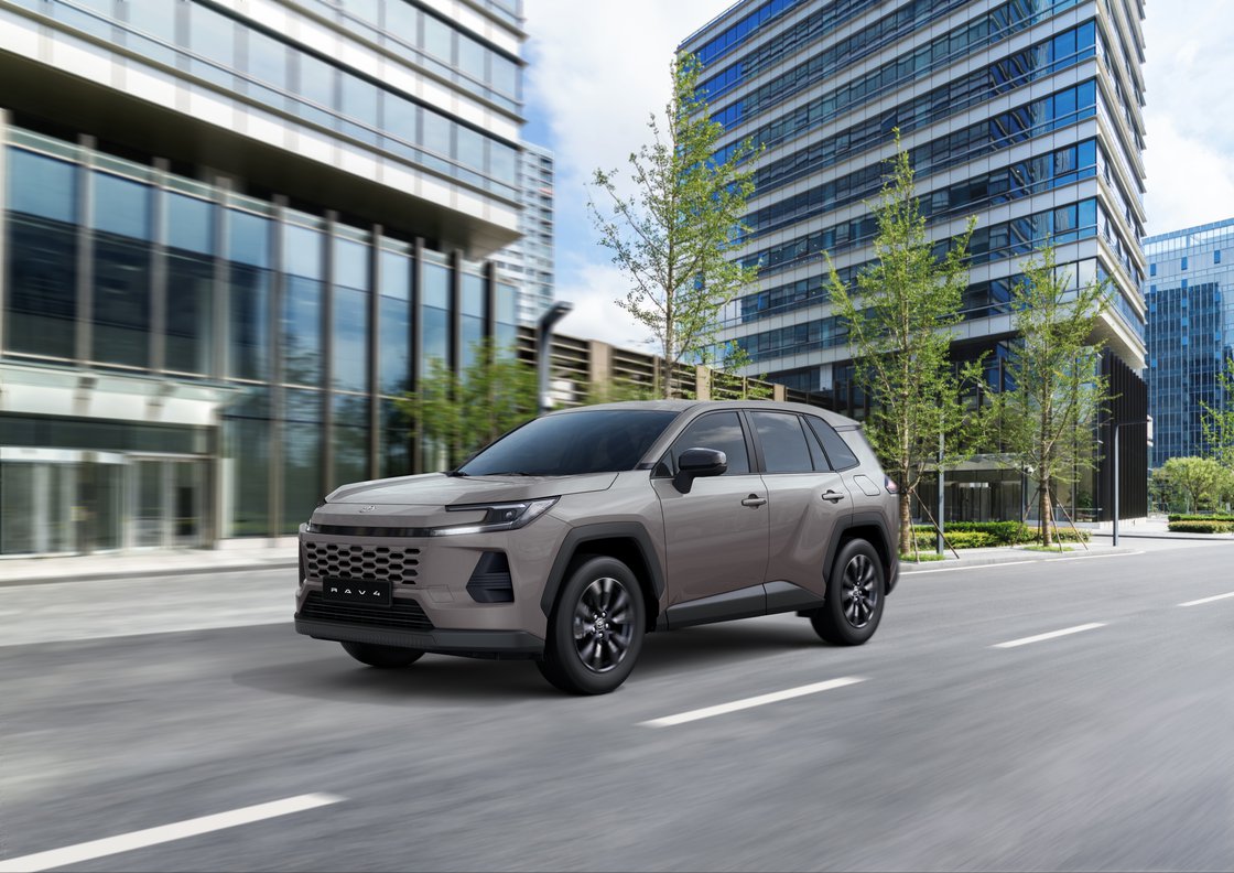 Toyota RAV4 2026 circulando por una ciudad, imagen referencial del modelo