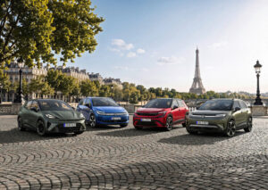 Cuatro modelos eléctricos del Grupo Volkswagen, ID. Cross, ID. Polo, CUPRA Raval y Škoda Epiq, en París; fotografía de archivo Volkswagen AG