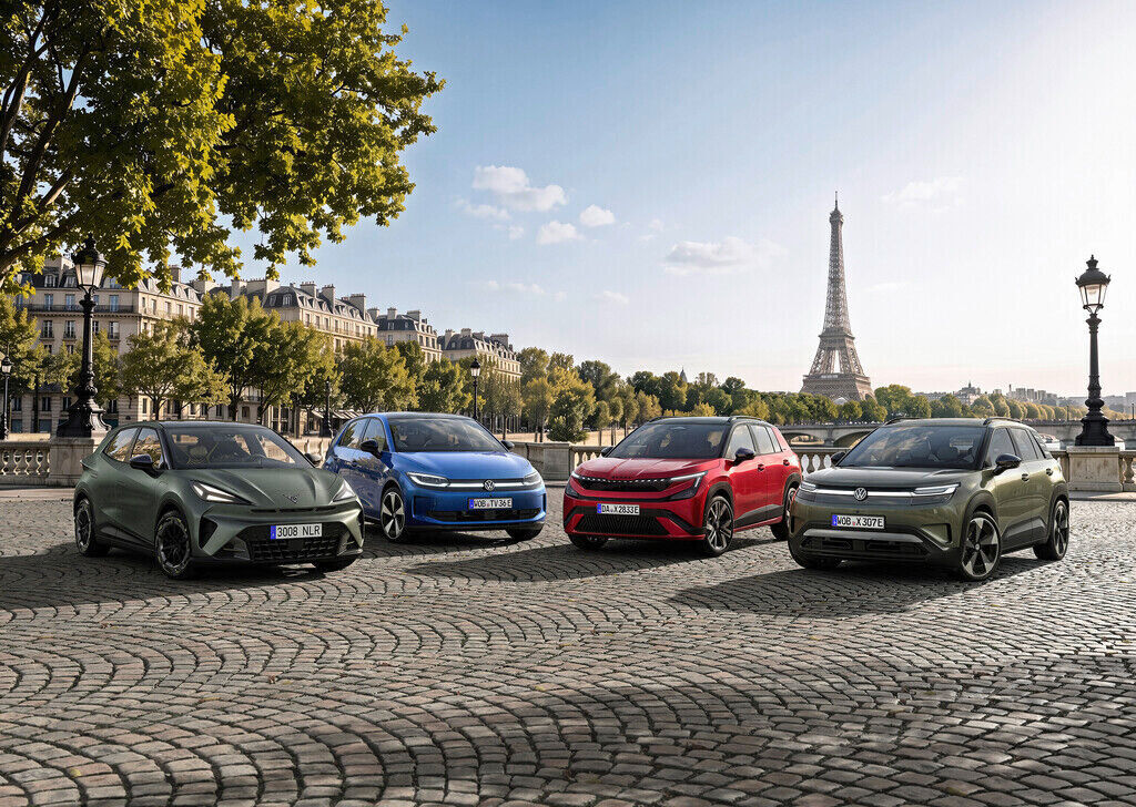 Cuatro modelos eléctricos del Grupo Volkswagen, ID. Cross, ID. Polo, CUPRA Raval y Škoda Epiq, en París; fotografía de archivo Volkswagen AG