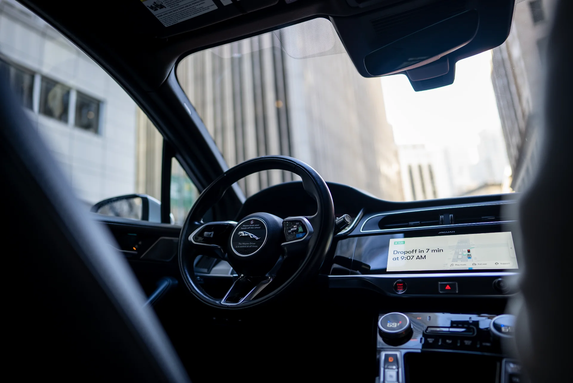 Habitáculo delantero de un Jaguar I-PACE autónomo de Waymo